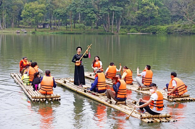 挪罗湖上划竹筏、听天曲。