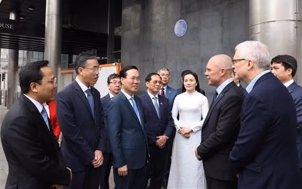 越南国家主席武文赏向在伦敦的胡志明主席纪念碑献花。（图片来源：越通社）