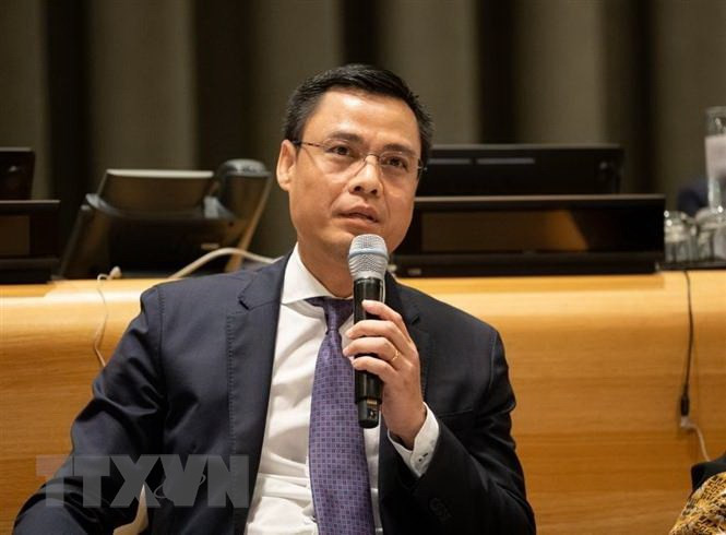 越南常驻联合国代表邓黄江大使发表讲话。（图片来源：越通社）
