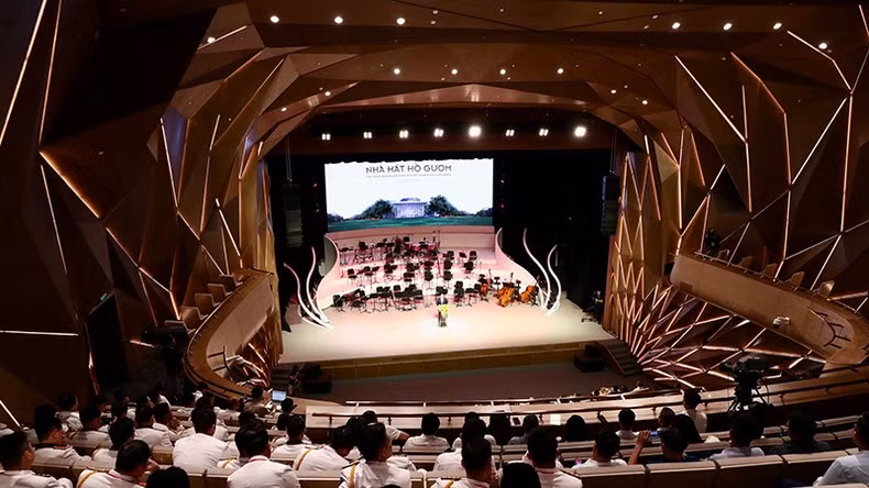 剑湖剧院全景。