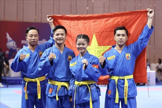 拳击手林氏垂昧、黎全忠、段黄深和林智玲在一空手女对三武器男赛项中得分272分，夺得金牌。