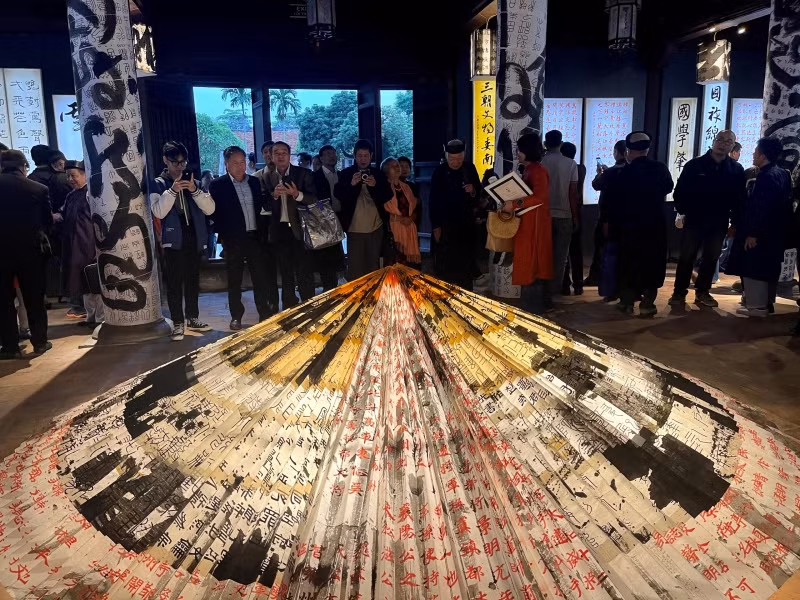 观众参观应用灯光技术的独特书法作品。