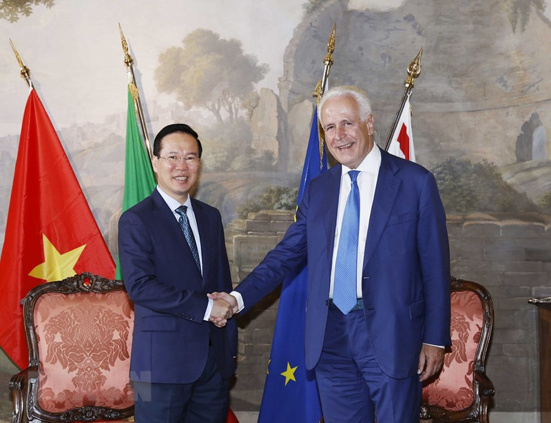 越南国家主席武文赏与托斯卡纳区主席尤金尼奥·吉亚尼亲切握手。（图片来源：越通社）