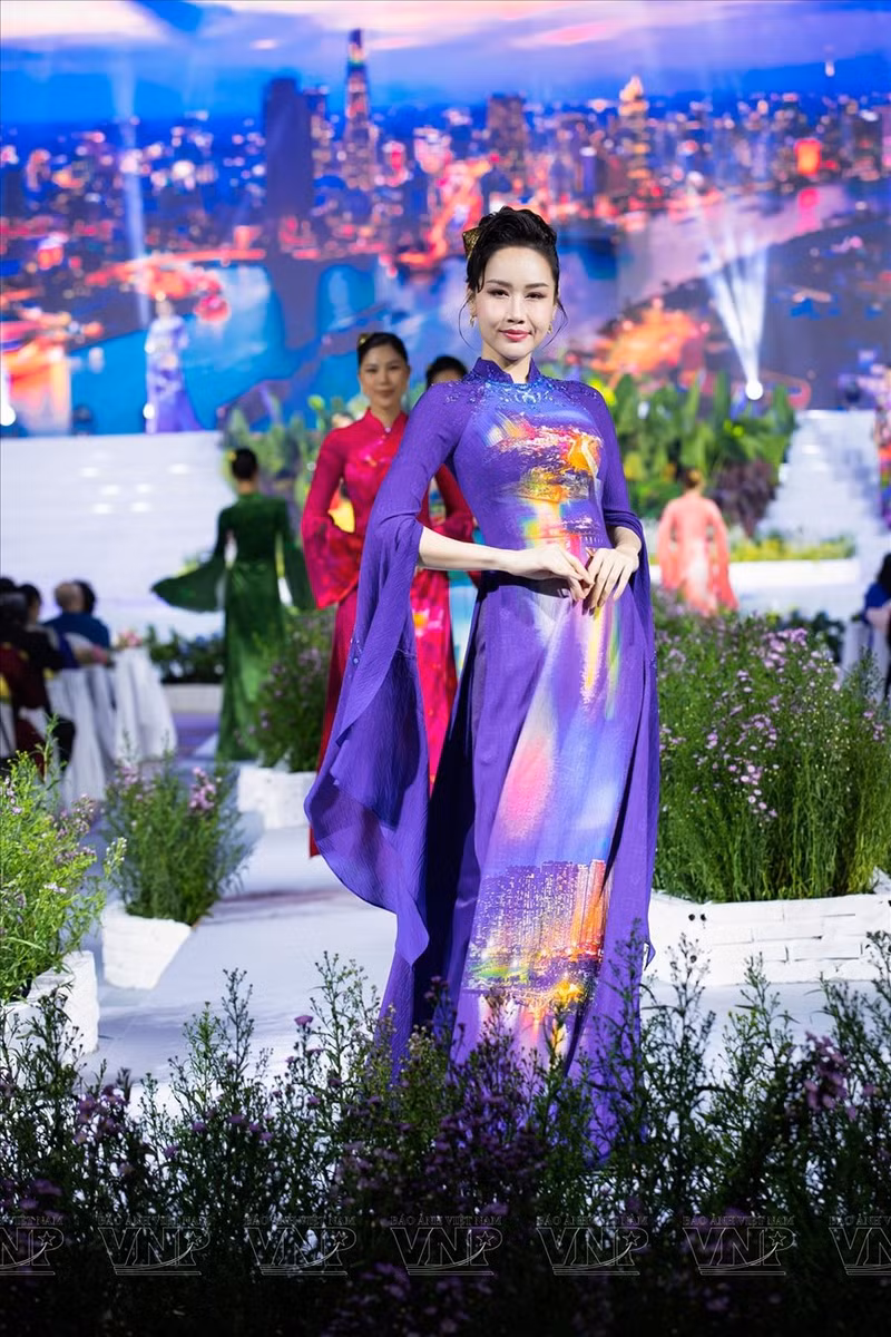 “远东之玉”奥黛系列的设计。