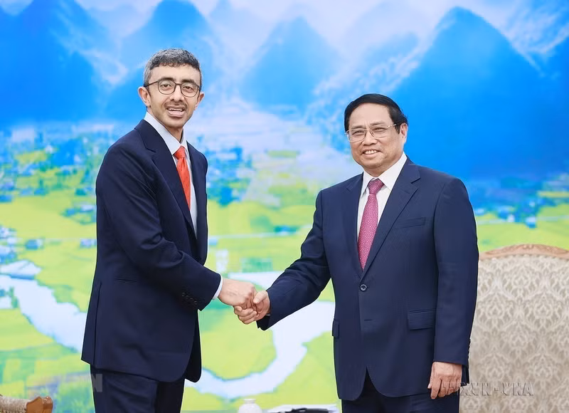 越南政府总理范明正与阿联酋外长阿卜杜拉。（图片来源：越通社）