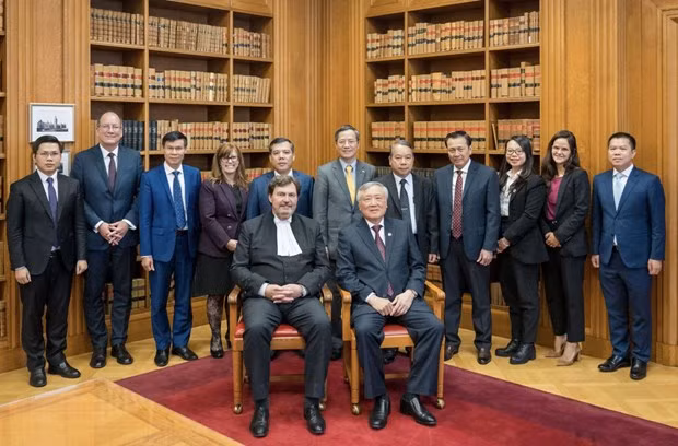 越南代表团与加拿大最高法院代表团合影。