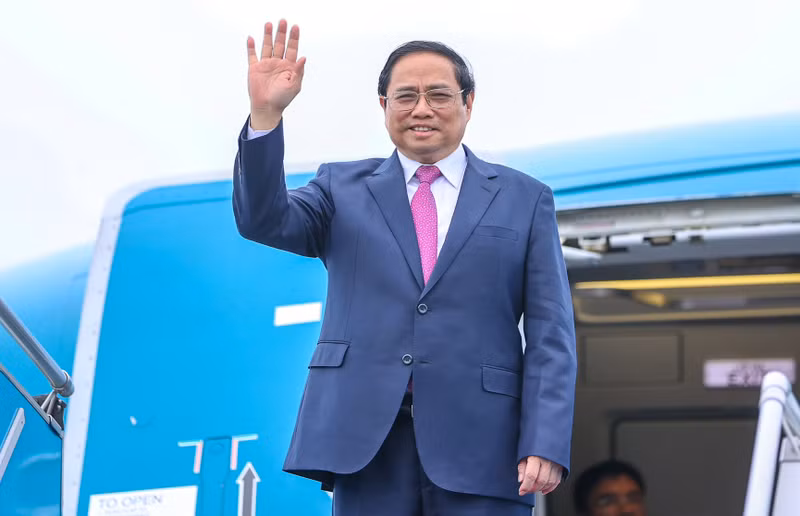 越南政府总理范明正启程赴印尼出席第42届东盟峰会。（图片来源：VGP）