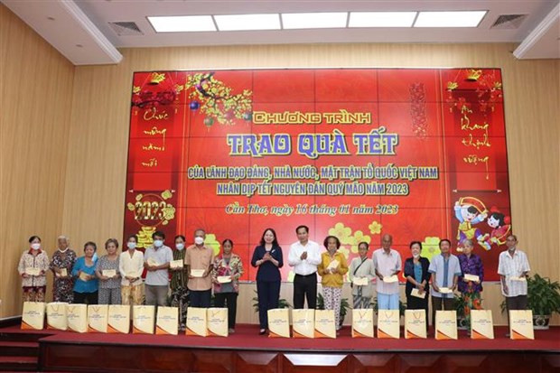 国家副主席向芹苴市贫困户赠送新年礼物。（图片来源：越通社）