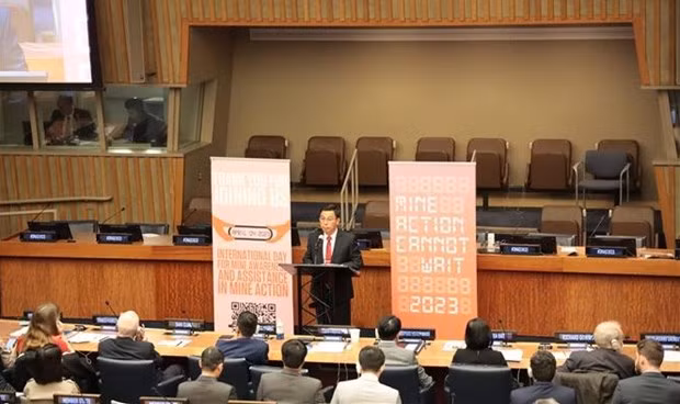 越南国家地雷行动中心主任陈忠和少将在会议上发表讲话。