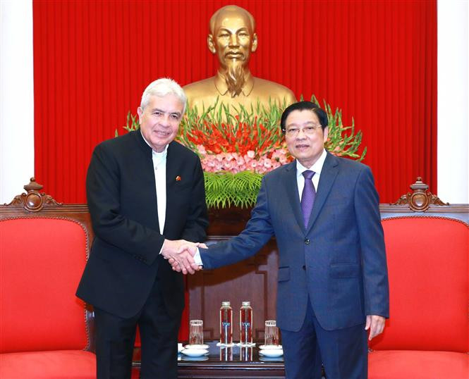 越共中央内政部部长潘廷镯会见委内瑞拉农业和土地部长维尔马·卡斯特罗。
