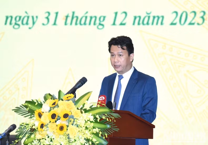 自然资源与环境部部长邓国庆在会上发表讲话。