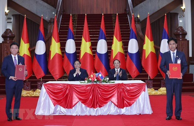 两国政府总理见证越老民事司法互助协定签署仪式。（图片来源：越通社）