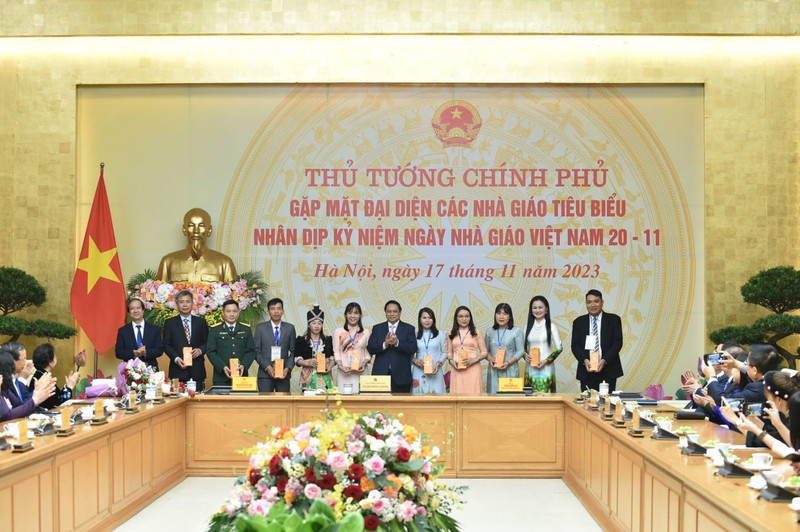 范明正总理向优秀教师们赠送礼品。（图片来源：VGP）