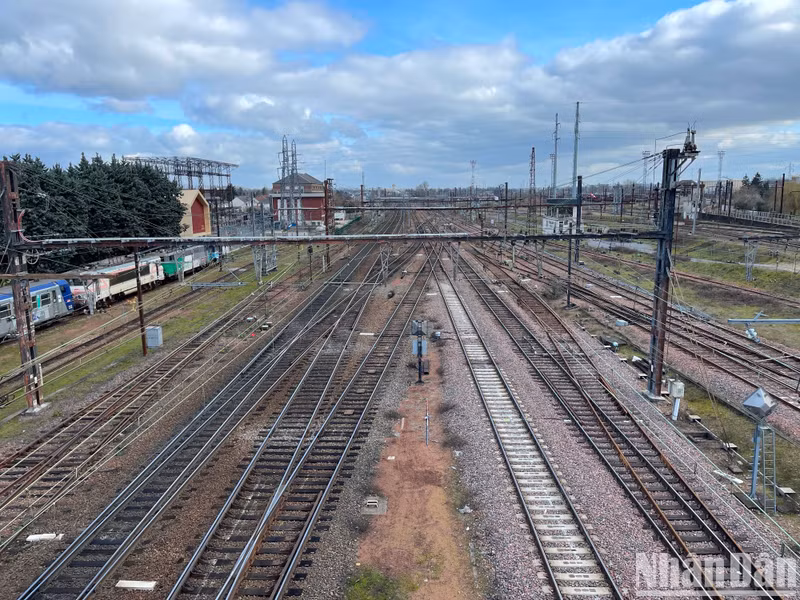 圣皮耶尔德科尔市火车站，法国共产党战士雷蒙德·迪恩在这里拦截了一列载有武器前往越南服务战争的的火车，然后被判处一年徒刑。