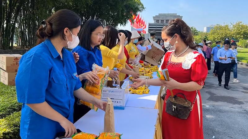 向参观胡志明主席陵墓的游客赠送礼物。
