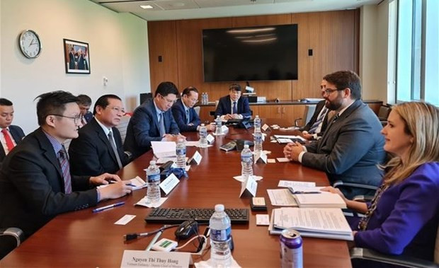 越共中央宣教部常务副部长赖春门会见美国助理国务卿比尔·鲁索。