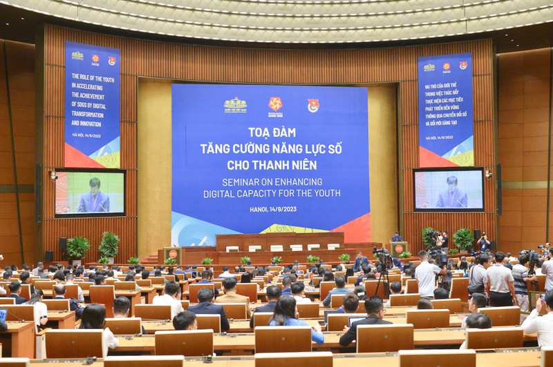 “加强青年数字化能力”座谈会全景。（图片来源：国会官网）