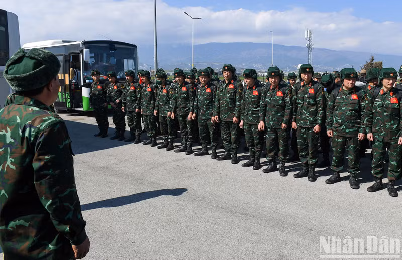 全队集合准备回国。