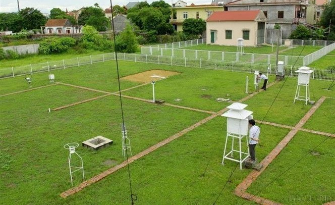 北中部地区水文气象站的工作人员维修雨量计、辐射计和自动温度计。
