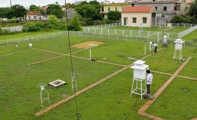 北中部地区水文气象站的工作人员维修雨量计、辐射计和自动温度计。