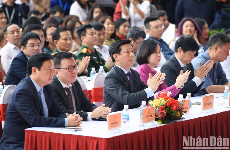 各位越共中央委员、新闻工作者协会领导代表、中央和河内部委行业领导代表和新闻机构领导代表一同出席。 各位越共中央委员、新闻工作者协会领导代表、中央和河内部委行业领导代表和新闻机构领导代表一同出席。