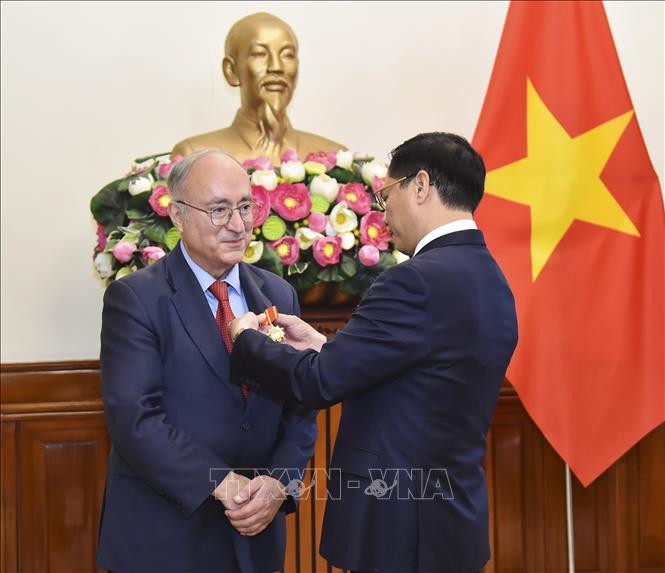 裴青山外长授予德国世界大学服务机构主席卡姆比斯•加瓦米友谊勋章。（图片来源：越通社）