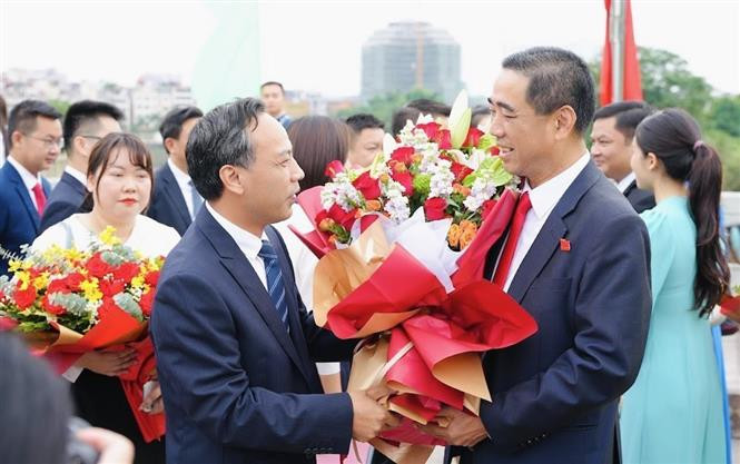 芒街市领导在芒街口岸迎接中方代表团。（图片来源：越通社）