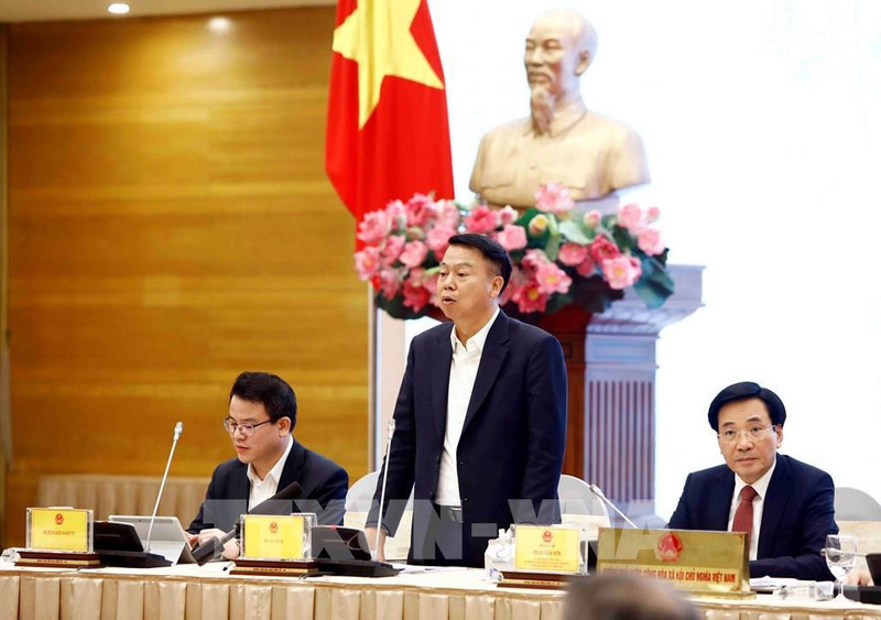 越南财政部副部长阮德芝在新闻发布会上发言。