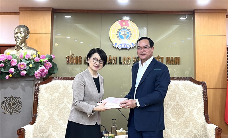 越共中央委员、越南劳动总联合会主席阮廷康与国际劳工组织亚太办事处主管宫川千穗子。（图片来源：劳动报）