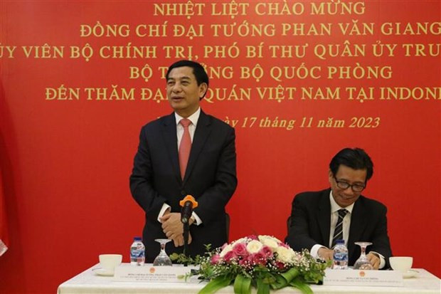 国防部部长潘文江大将发表讲话。
