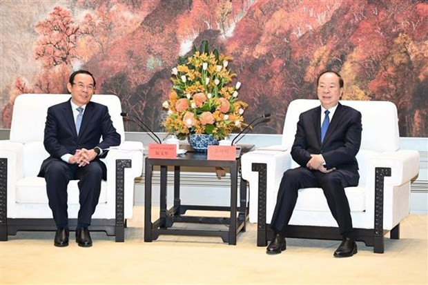 胡志明市市委书记阮文年与中共中央政治局委员、广东省委书记黄坤明。