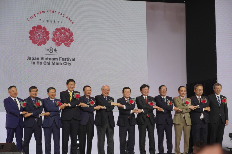 与会代表在会上合影。（图片来源：越南之声）