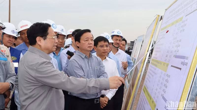 越南政府总理范明正视察同奈省隆城国际机场建设项目。