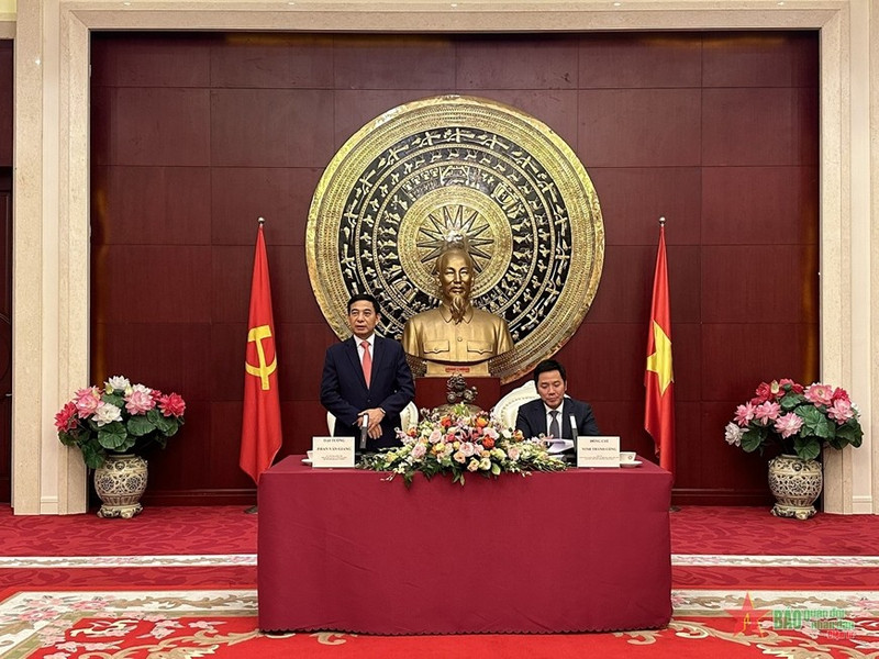潘文江大将一行走访越南驻中国大使馆并与大使馆干部和工作人员进行交谈。（图片来源：人民军队报）