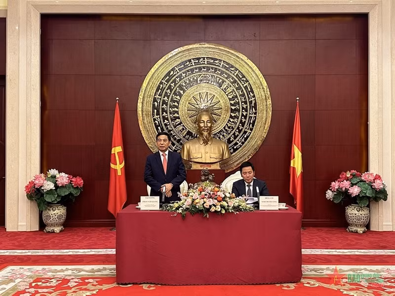 潘文江大将一行走访越南驻中国大使馆并与大使馆干部和工作人员进行交谈。（图片来源：人民军队报）