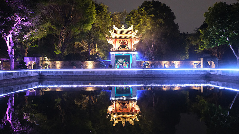 河内文庙-国子监夜间景色。