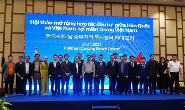 各位代表在研讨会上合影。