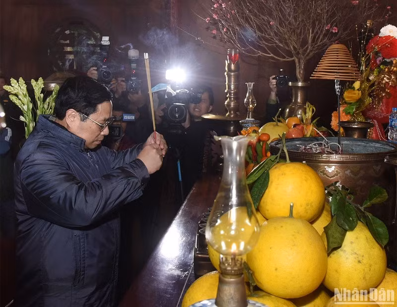 范明正总理敬香缅怀胡志明主席。 范明正总理敬香缅怀胡志明主席。