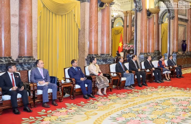 老挝建国阵线中央委员会代表团代表。