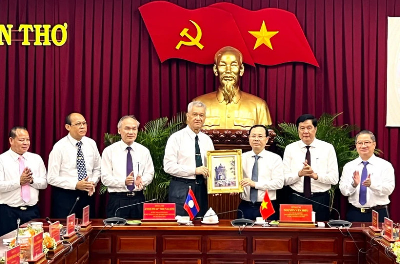 双方互送礼物。