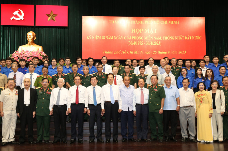各位代表在见面会上合影留念。（图片来源：前锋报）