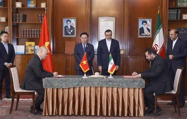 国会主席王廷惠见证两国部委、企业间合作文件的签署。