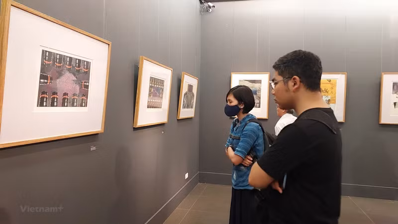 此展介绍曾在越南西原地区参战的一位美国画家-退伍军和21位越南当代艺术家的作品。（图片来源：越通社）