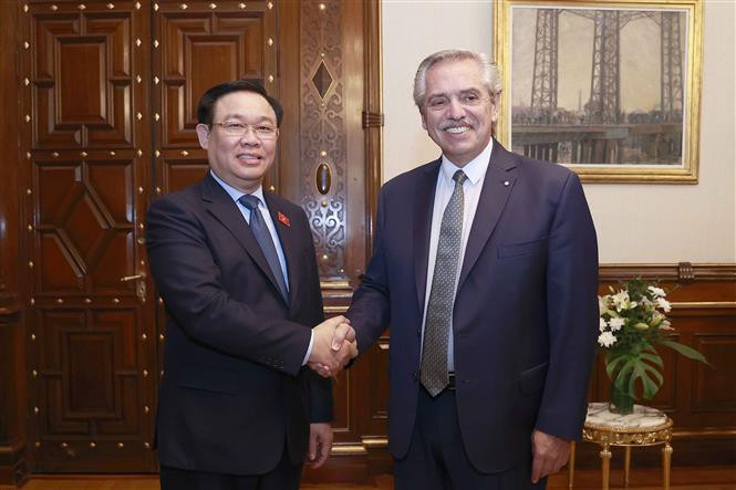 越南国会主席王廷惠会见阿根廷总统阿尔韦托·费尔南德斯。（图片来源：越通社）