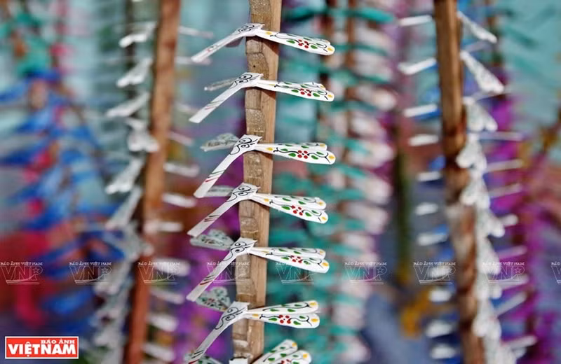 做竹蜻蜓的工序包括削竹皮、晒干，切蜻蜓的翅膀形状、身子、嘴巴等不同部分，把嘴巴卷曲，将翅膀和身子合起来等。