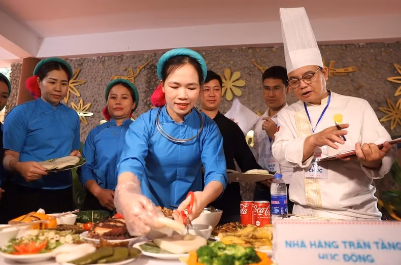 2023年平辽美食空间展示由才华横溢的厨师精心烹制的传统和现代菜肴。 2023年平辽美食空间展示由才华横溢的厨师精心烹制的传统和现代菜肴。