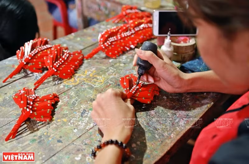 为了做出一只完整，对称的竹蜻蜓，需要工匠们的仔细和耐心制作。