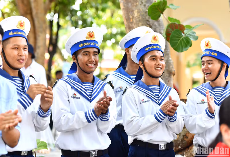 文艺节目给日夜捍卫海洋岛屿主权的战士们带来了快乐和宝贵的精神食粮。