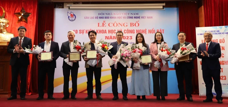 组委会送花祝贺获选的代表。