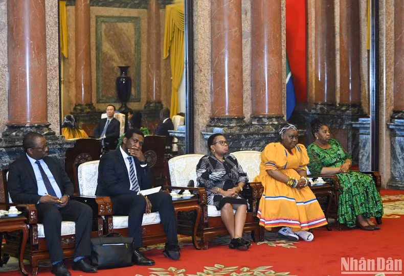 出席会见的南非代表。